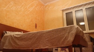 «Te lo voglio mettere al culo prima che arrivi tuo marito!» 🔥 Amanti italiani – Tradimento in casa